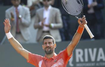 Djokovic avanza a la final del Abierto de Ginebra en busca de su título individual número 100