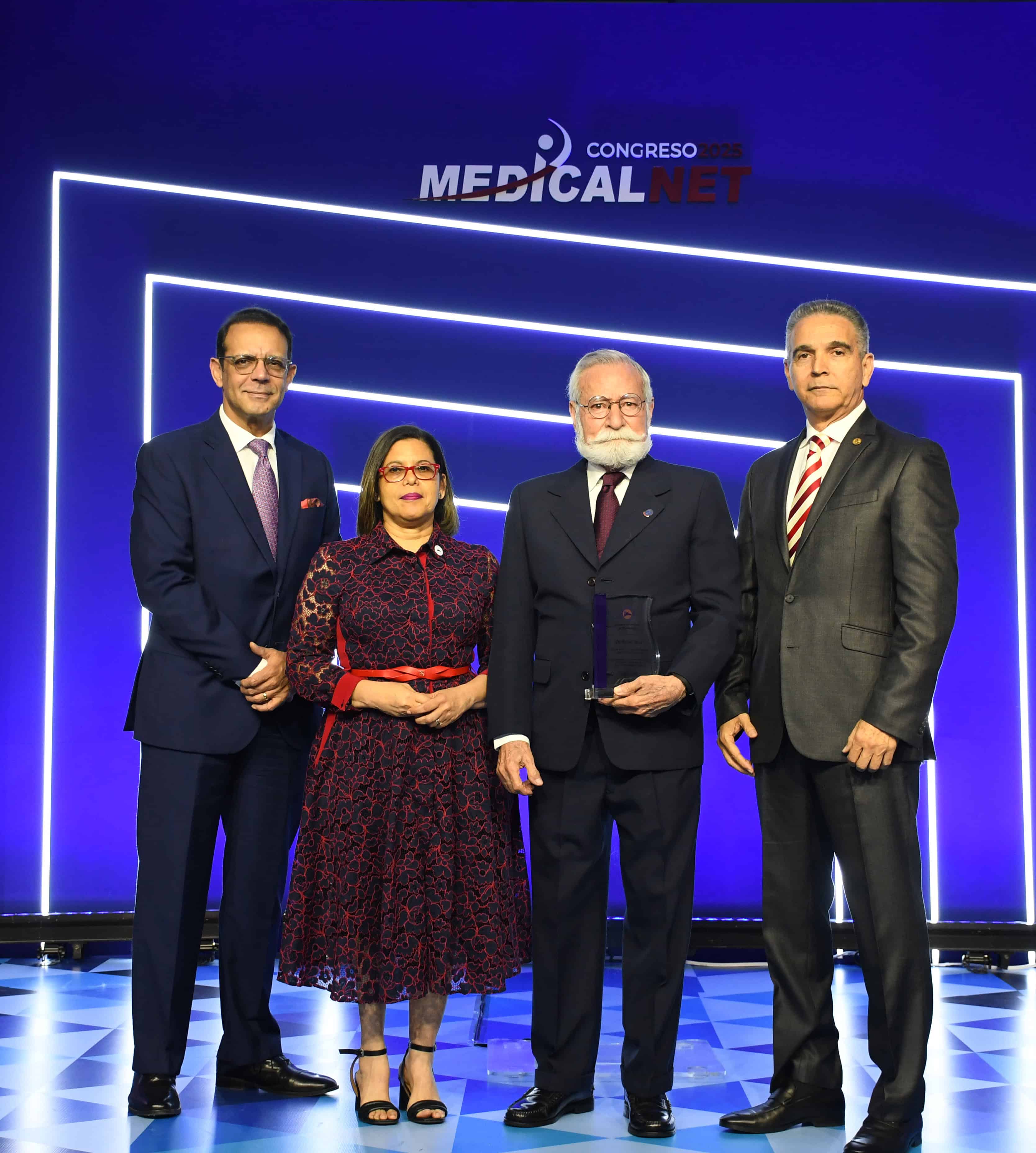 Dr. Pedro Ureña junto a Carlino González y  Niurka Leonor entregan reconocimiento al expositor Internacional Rafael Muci.