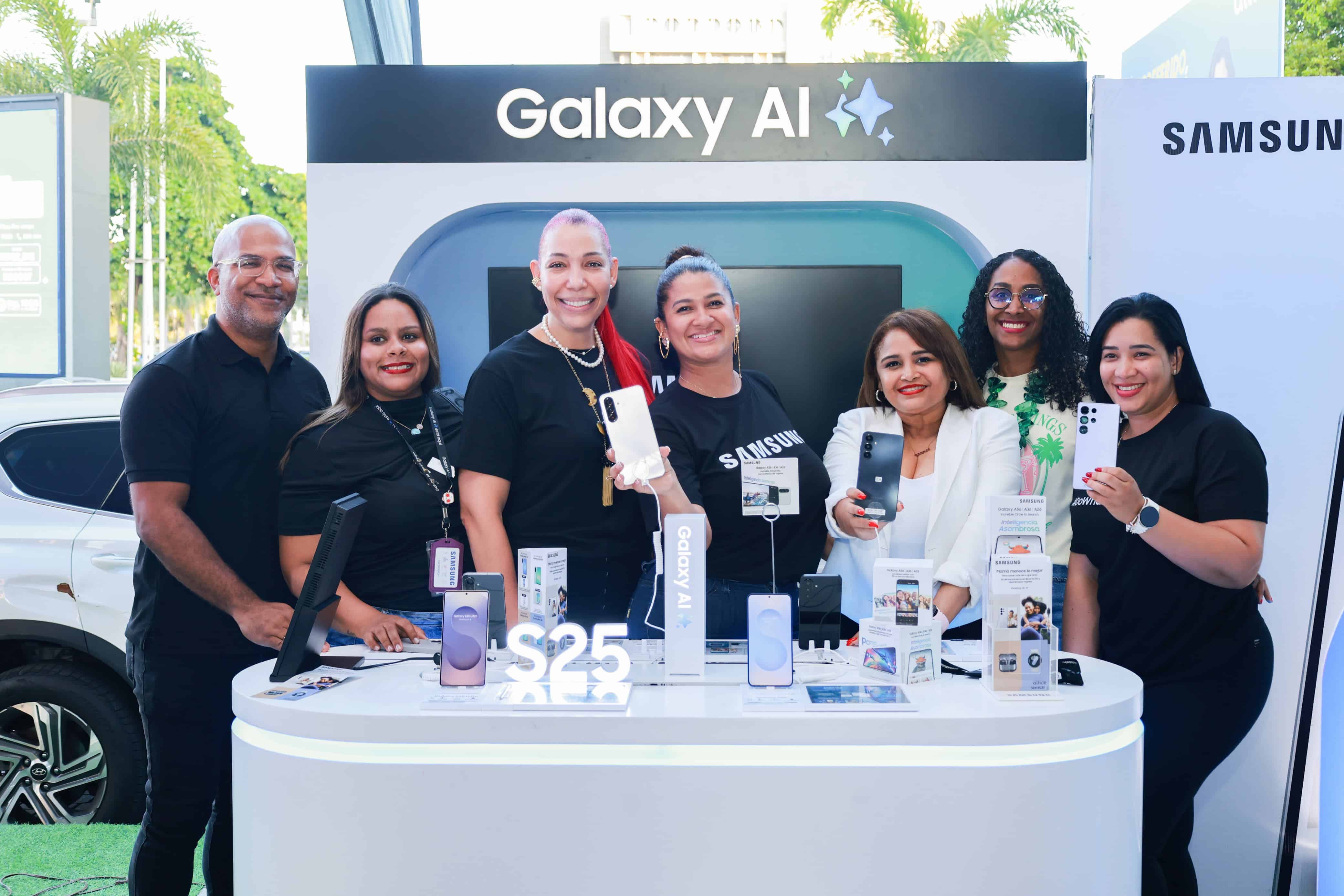 Clara Francisco, directora de Experiencias Móviles de Samsung República Dominicana, junto al equipo que participó en la jornada.
