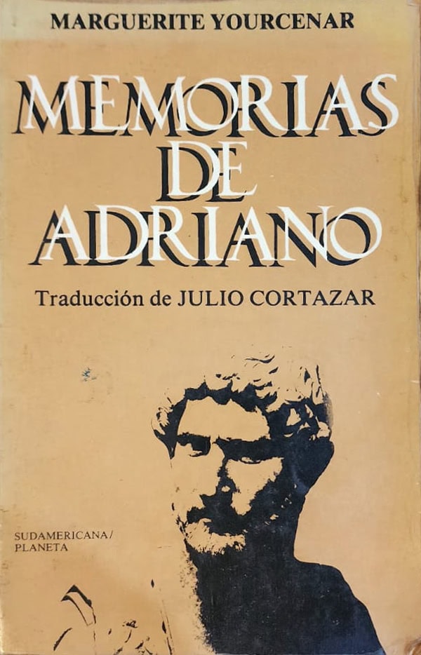 Marguerite Yourcenar, Sudamericana, 1984, 273 págs. Publicada originalmente en francés en 1951, hace 73 años. Traducida a 25 lenguas y considerada como la obra más profunda y hermosa del siglo XX, sobre el emperador que se convirtió en un espíritu libre.