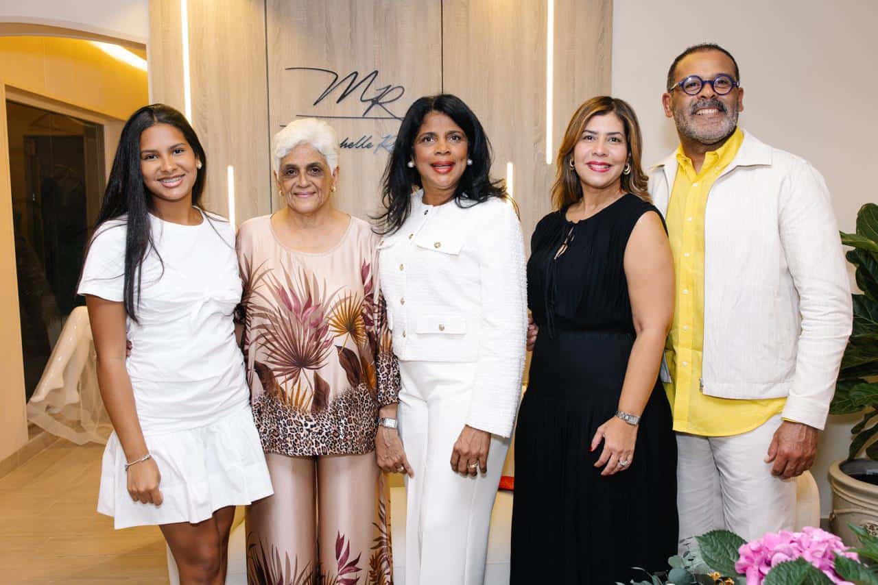 Ana Beatriz, Beatriz González, Lidia Pérez, Omaira Mañana de Pérez y Micaías Pérez.