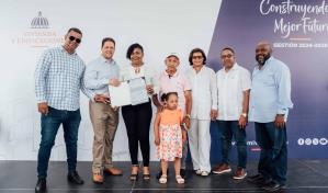 Mived entrega 90 títulos de propiedad a familias en Bayaguana de Monte Plata