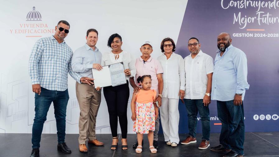 Mived entrega 90 títulos de propiedad a familias en Bayaguana de Monte Plata Mived entrega 90 títulos de propiedad a familias en Bayaguana de Monte Plata