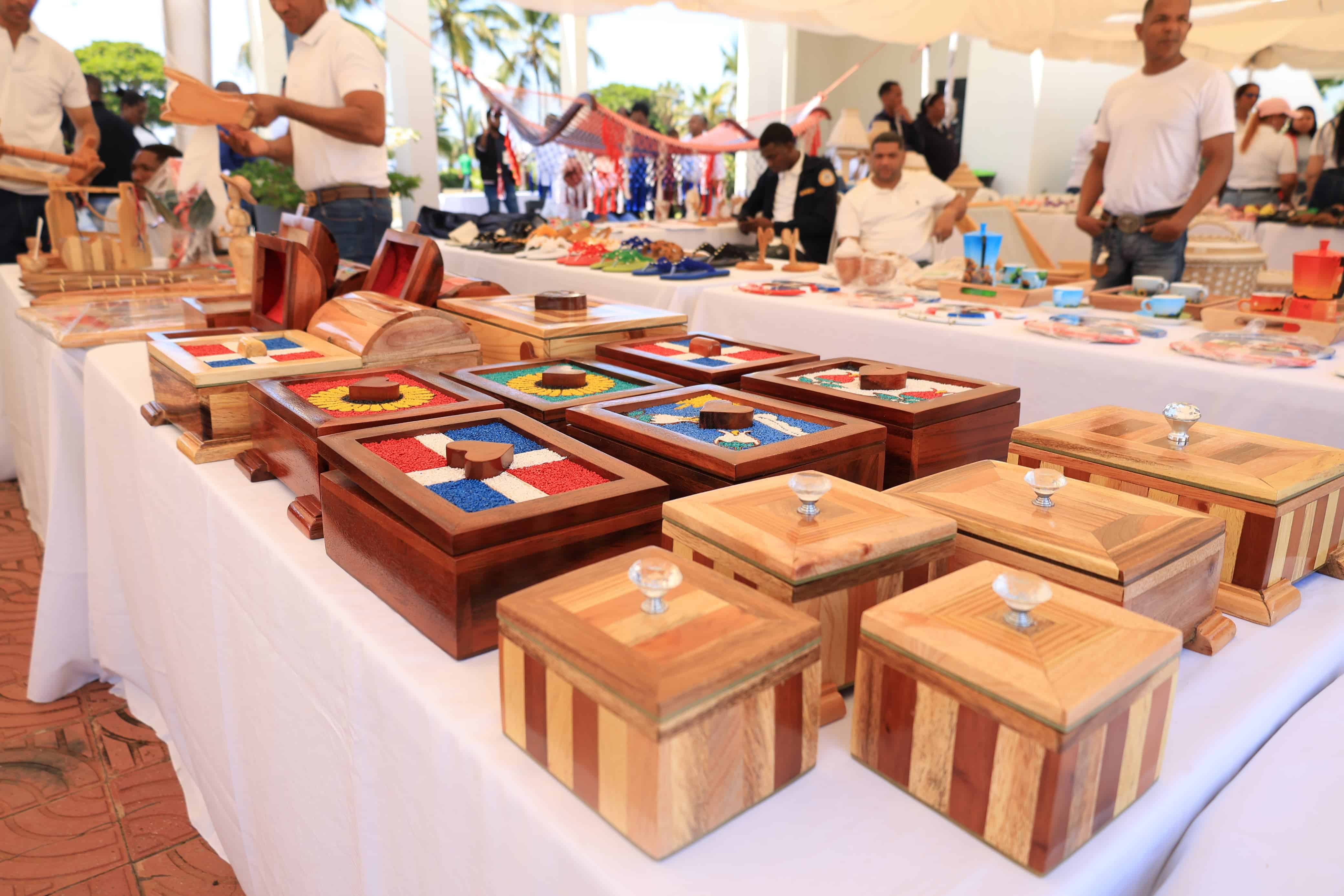 Creaciones de los presos, algunas con la bandera dominicana son exhibidos la tercera Feria Artesanal y de Producción del Sistema Penitenciario, este 23 de mayo de 2025.