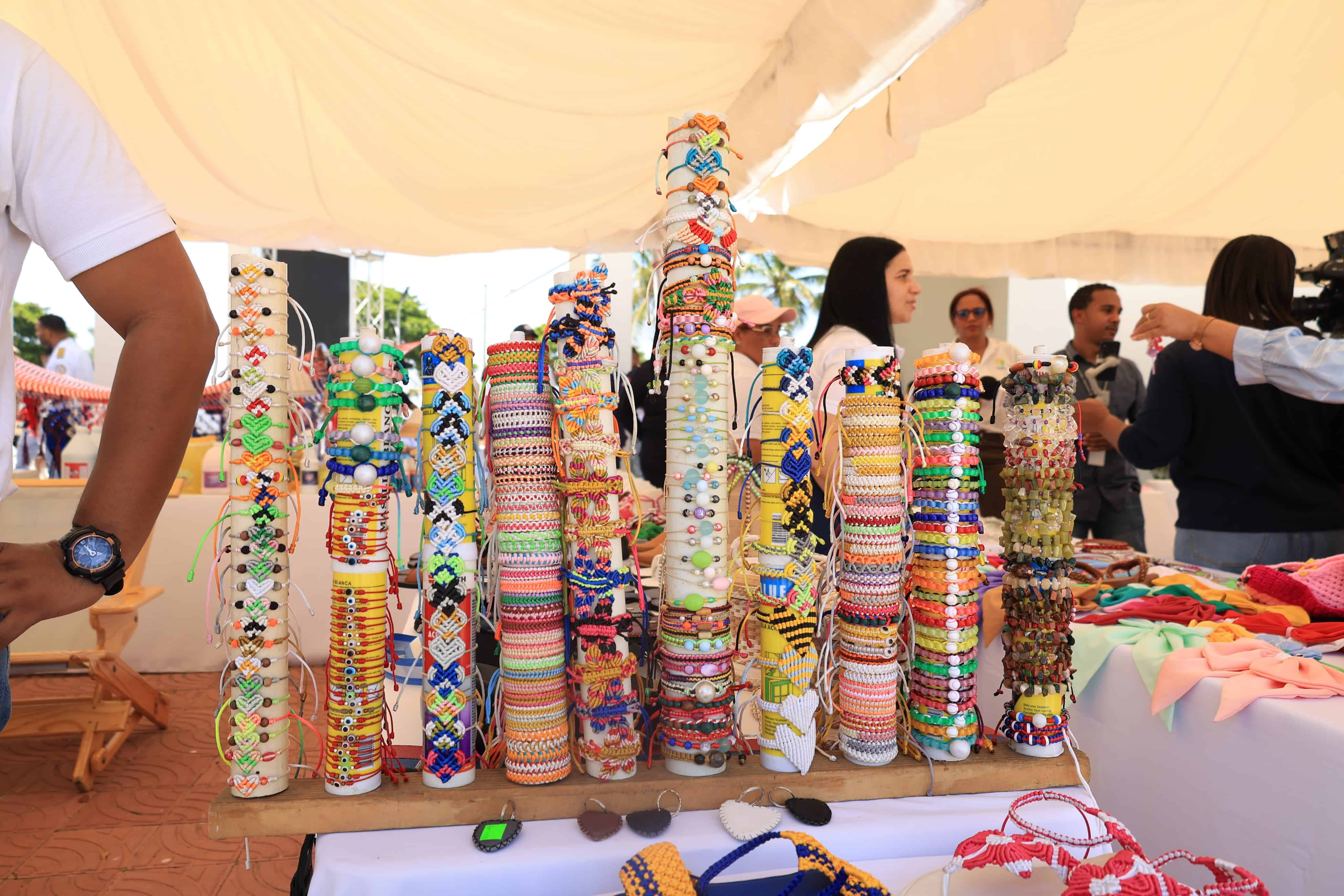 <br>Pulseras hechas a mano por internos que apuestan por un nuevo comienzo se exponen en la Feria Artesanal y de Producción del Sistema Penitenciario, este 23 de mayo de 2025. 