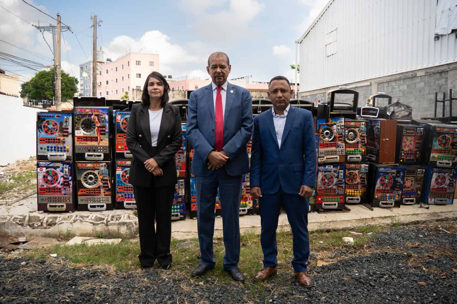 Funcionarios asistieron al acto, donde las máquinas tragamonedas fueron desguazaron junto a otros equipos electrónicos. 