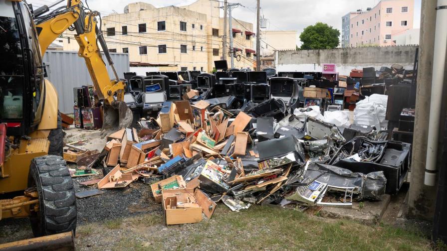 Ministerio de Hacienda destruye más de 1,500 equipos usados para venta ilegal de juegos de azar Ministerio de Hacienda destruye más de 1,500 equipos usados para venta ilegal de juegos de azar