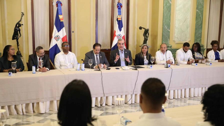 Abinader reconoce labor histórica y fundamental de médicos forenses tras la tragedia del Jet Set