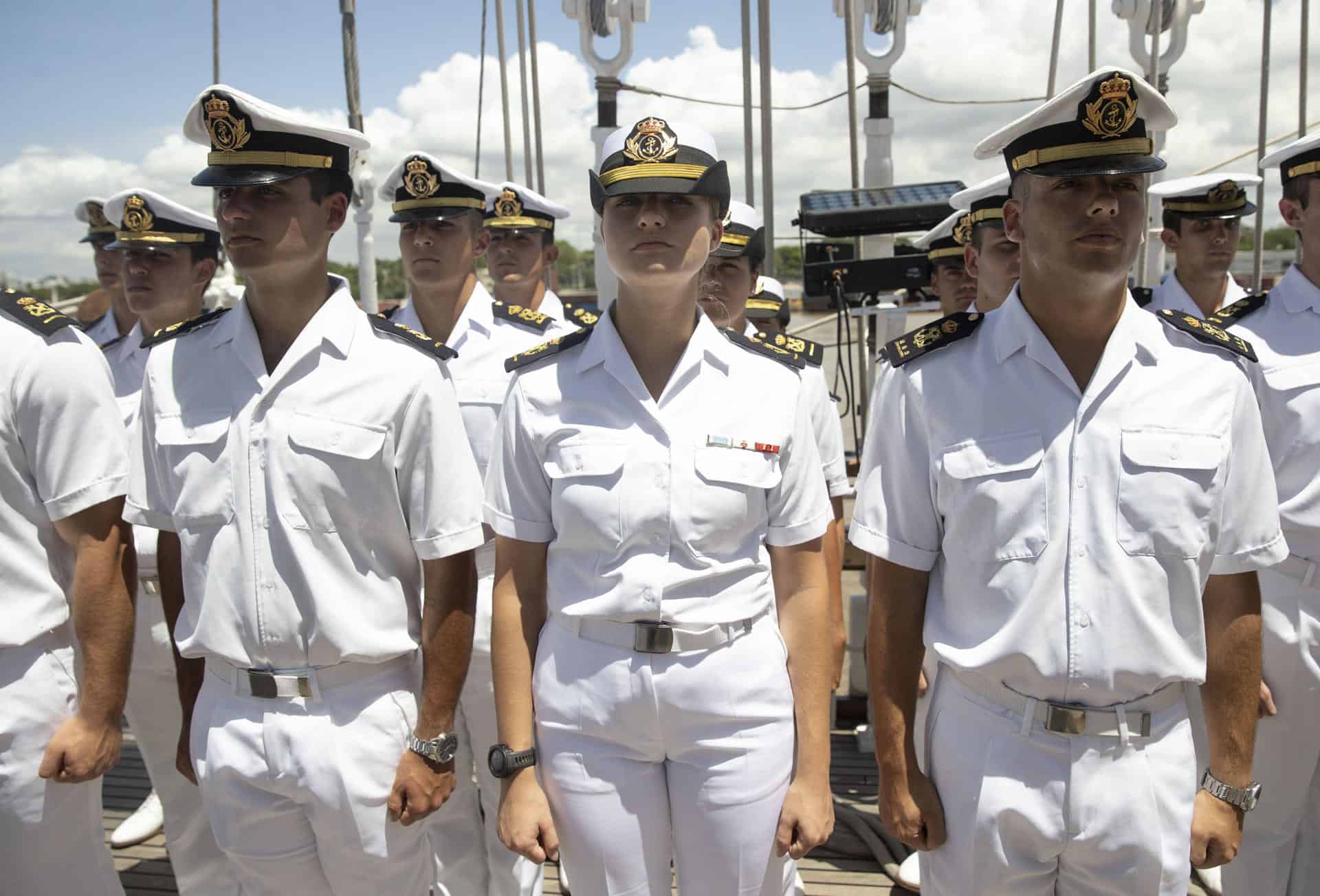 El buque escuela de la Armada española Juan Sebastián de Elcano, en el que se está formando la heredera de la corona española, Leonor de Borbón (c), llegó al puerto de Punta Torrecilla como parte del 97 crucero de instrucción que recorre América Latina y el Caribe, este lunes en Santo Domingo (República Dominicana). 