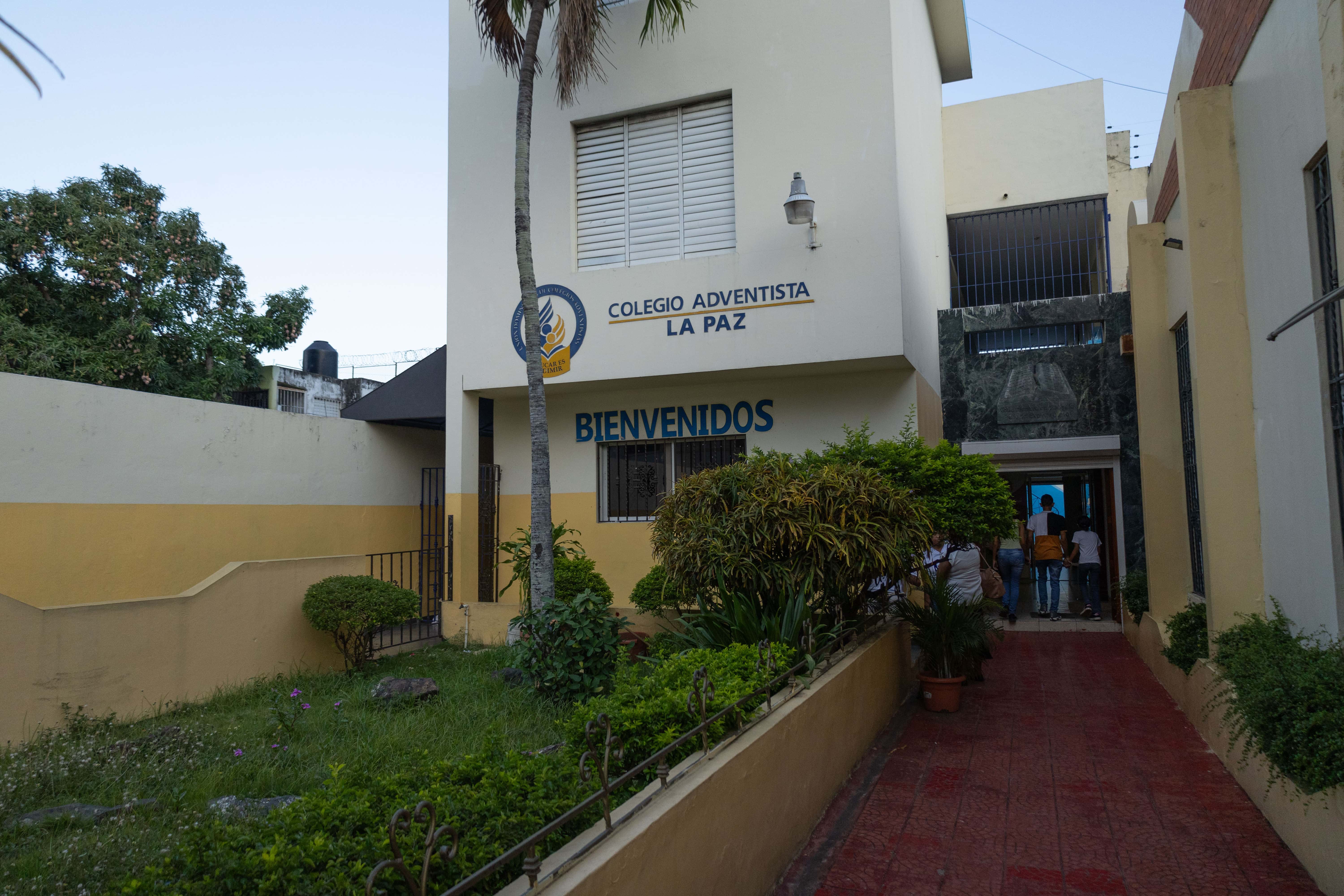 Fachada del Colegio Adventista La Paz