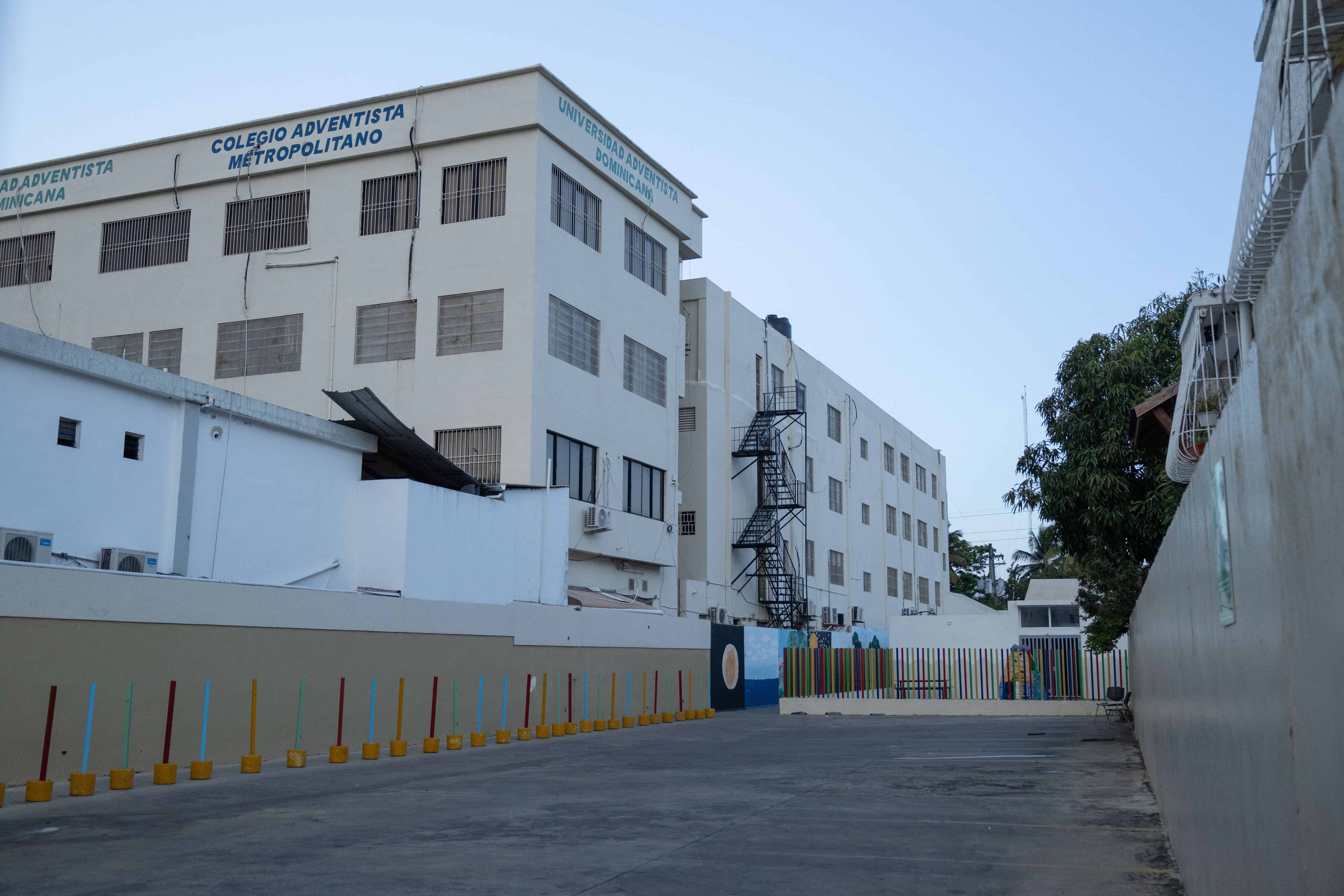 Fachada del Colegio Adventista Metropolitano