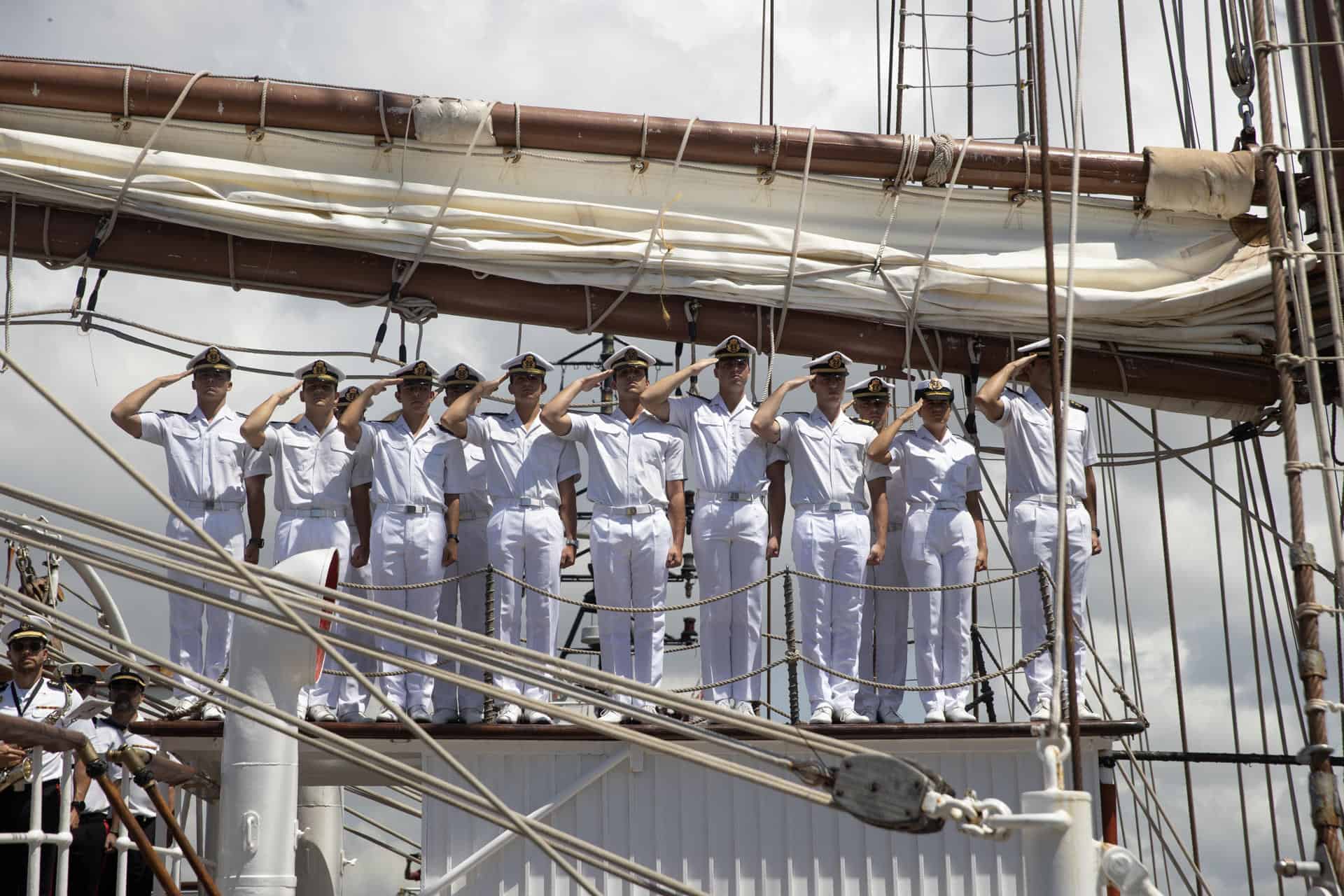 Guardiamarinas del buque escuela de la Armada española Juan Sebastián de Elcano, donde se está formando la heredera de la corona, la princesa Leonor, se despiden este sábado, en Santo Domingo (República Dominicana). El buque escuela de la Armada española Juan Sebastián de Elcano abandonó Santo Domingo rumbo a Nueva York, última escala en América de este crucero de instrucción antes de iniciar el viaje de regreso a España. 