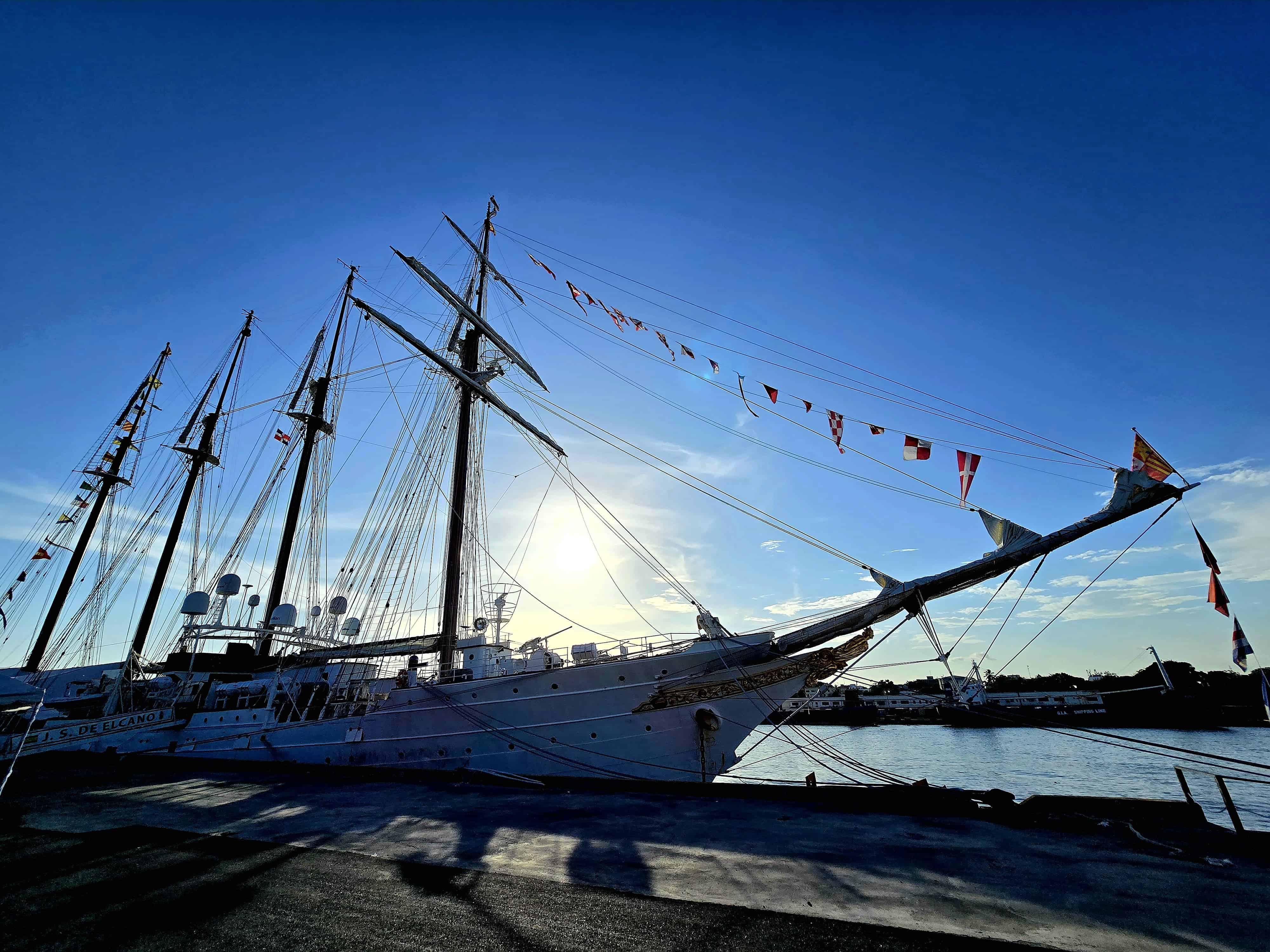 El buque Juan Sebastián de Elcano atracado en el puerto de Sans Soucí en Santo Domingo. 