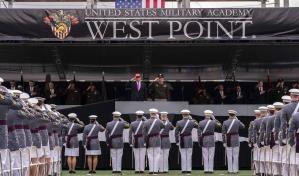 Trump elogia a cadetes de West Point por sus logros y se atribuye la fortaleza militar de EE. UU.