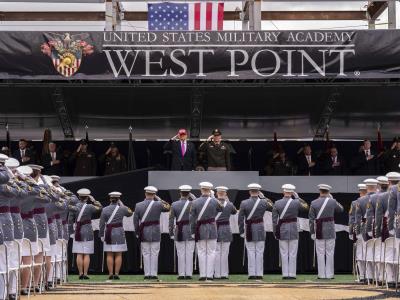 Donald Trump elogia a cadetes de West Point por sus logros
