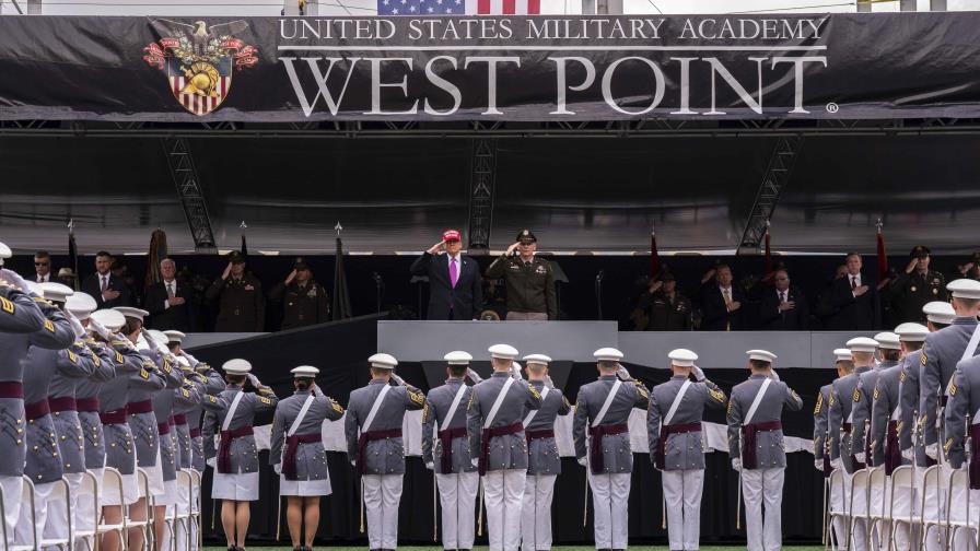 Trump elogia a cadetes de West Point por sus logros y se atribuye la fortaleza militar de EE. UU. Trump elogia a cadetes de West Point por sus logros y se atribuye la fortaleza militar de EE. UU.