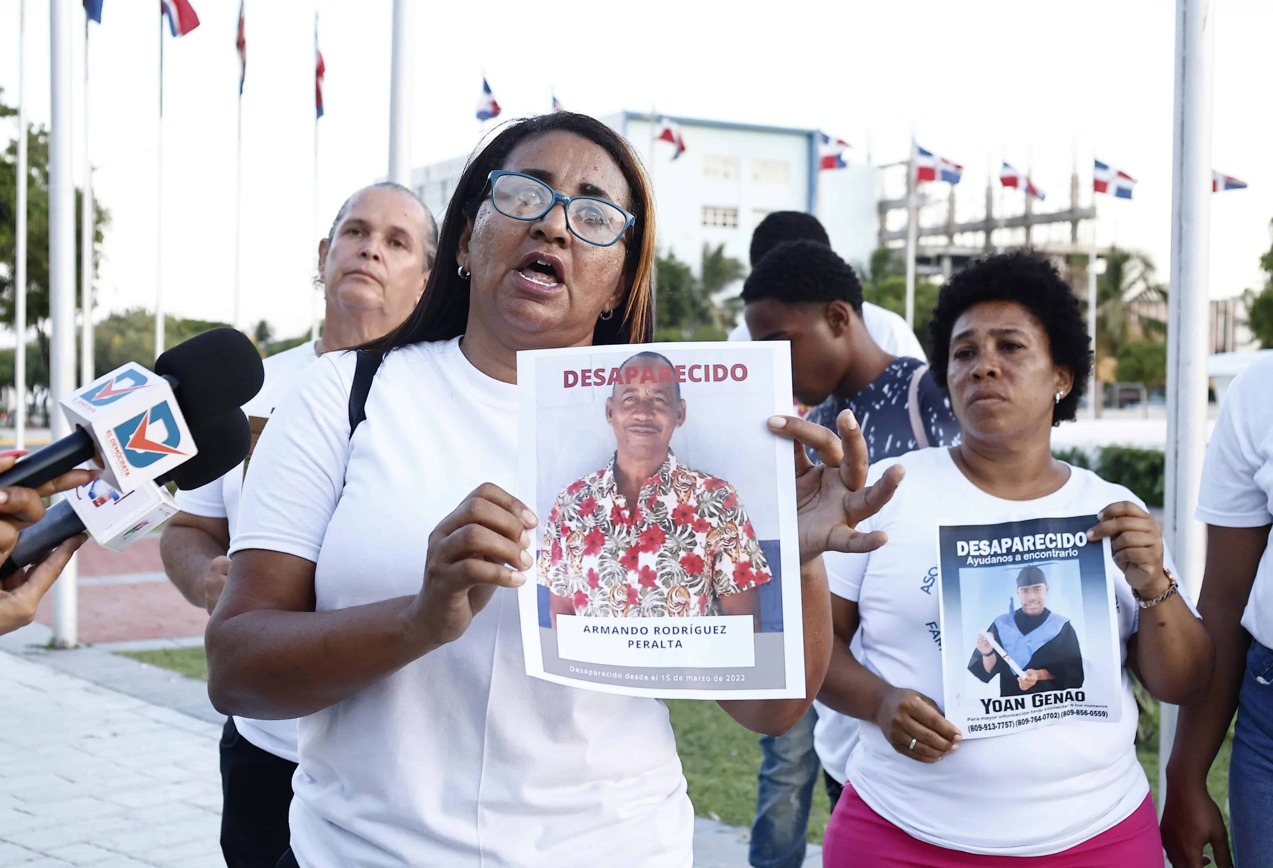 Familiares de personas desaparecidas muestran sus fotos en una manifestación este viernes 23 de mayo frente al Congreso Nacional en Santo Domingo.