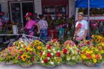 Ninguna madre sin su ramo de flores: los puestos de venta de flores se llenan de compradores