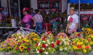 Ninguna madre sin su ramo de flores: los puestos de venta de flores se llenan de compradores Ninguna madre sin su ramo de flores: los puestos de venta de flores se llenan de compradores