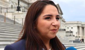 Himno de Springsteen inspira a una congresista latina a retar el límite de Trump a la ciudadanía