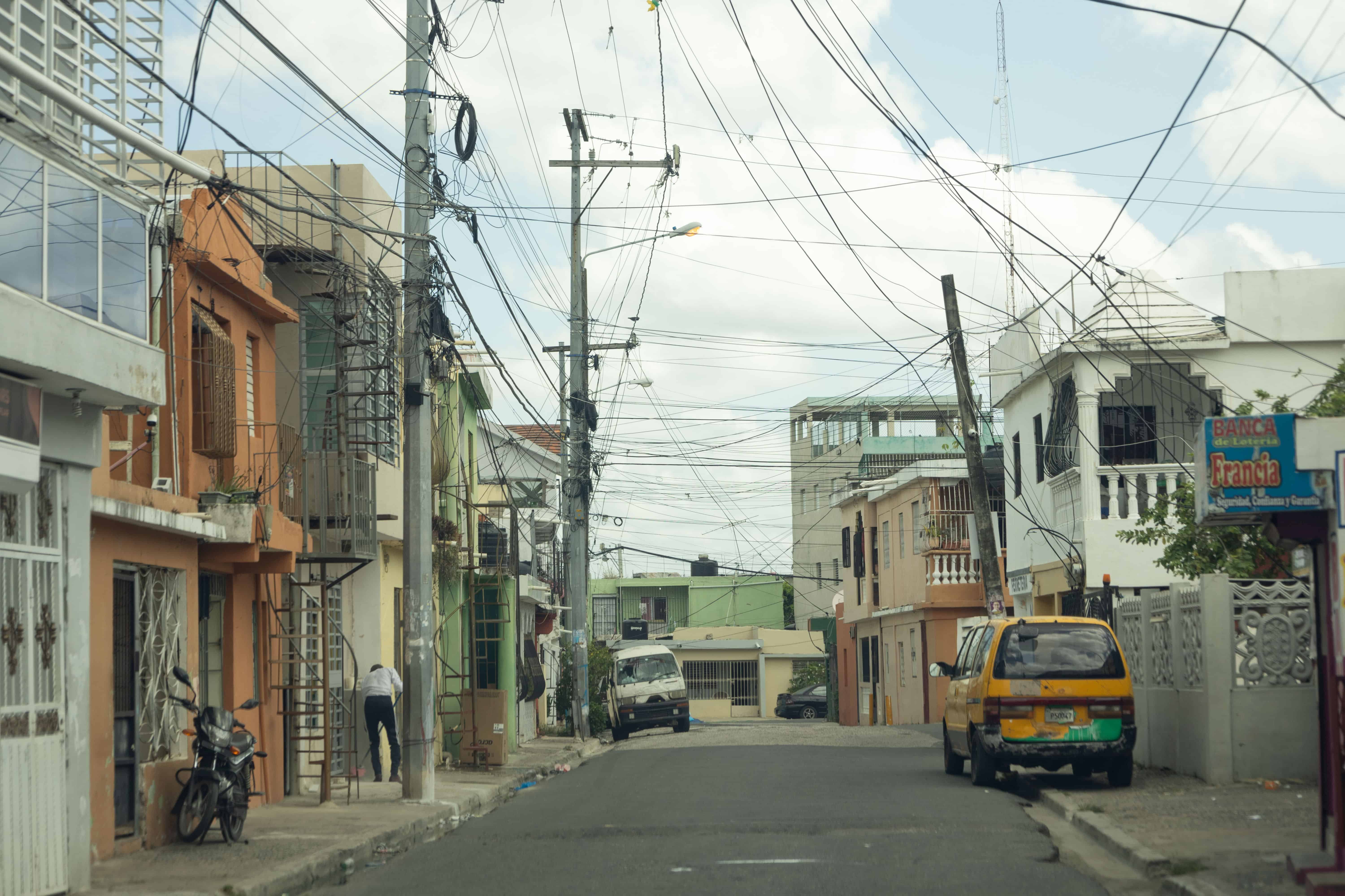 En el barrio Vietnam de Los Mina, moradores dicen que los apagones son de corta duración.  