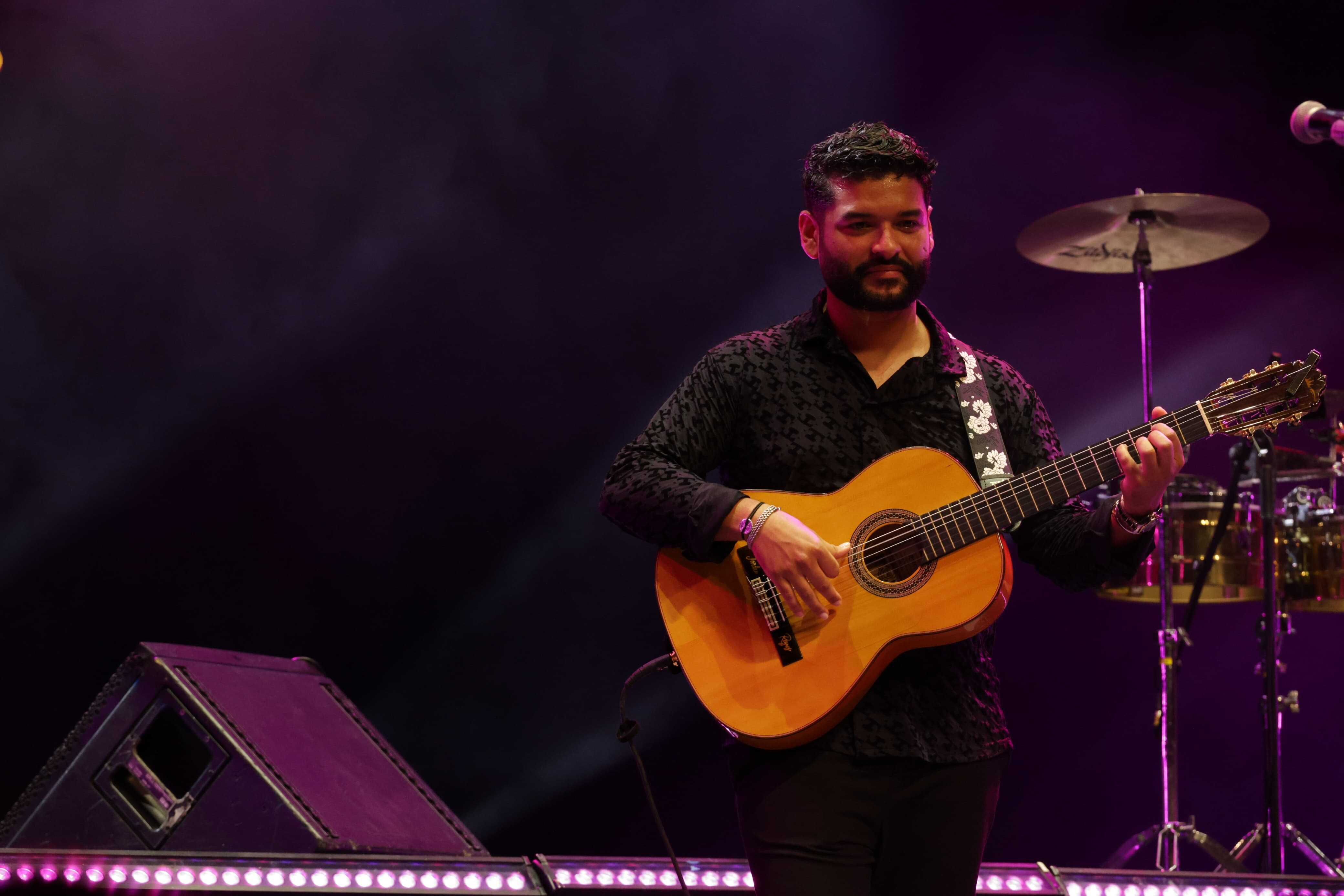 Guitarra, batería, bajo, teclado y percusión dominaron el escenario.