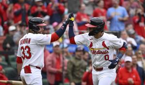 Winn conecta cuadrangular y los Cardenales vencen a Diamondbacks para completar barrida
