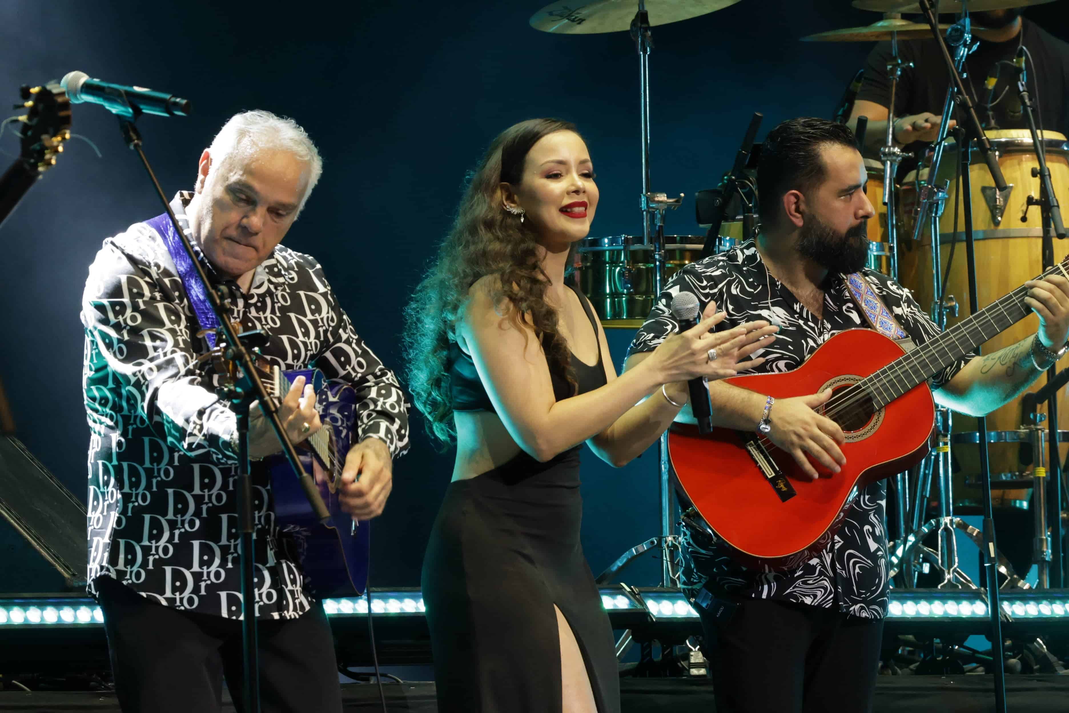 El grupo canta en español, con fuerte influencia de dialectos gitanos del sur de Francia y Andalucía, producto de las raíces de la familia Reyes, miembros fundadores.