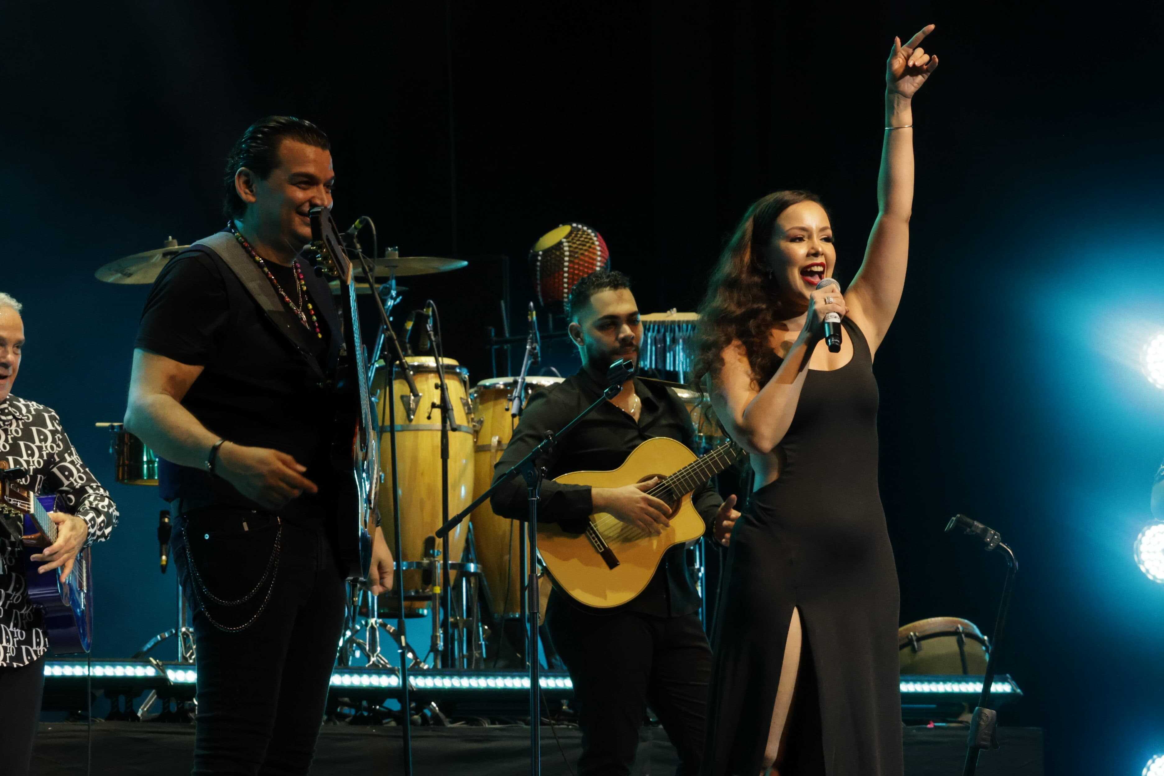 El grupo canta en español, con fuerte influencia de dialectos gitanos del sur de Francia y Andalucía, producto de las raíces de la familia Reyes, miembros fundadores.