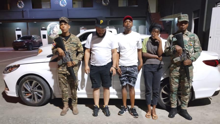Ejército somete a la justicia a tres dominicanos acusados de tráfico de inmigrantes en San Juan Ejército somete a la justicia a tres dominicanos acusados de tráfico de inmigrantes en San Juan