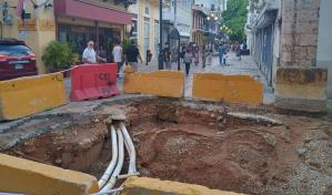 Corrigen fuga de agua en la calle El Conde de la Zona Colonial