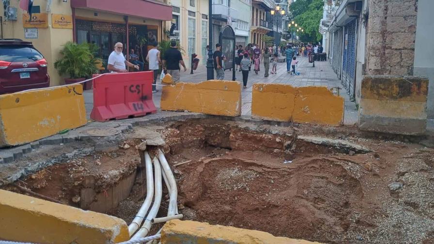 Corrigen fuga de agua en la calle El Conde de la Zona Colonial Corrigen fuga de agua en la calle El Conde de la Zona Colonial