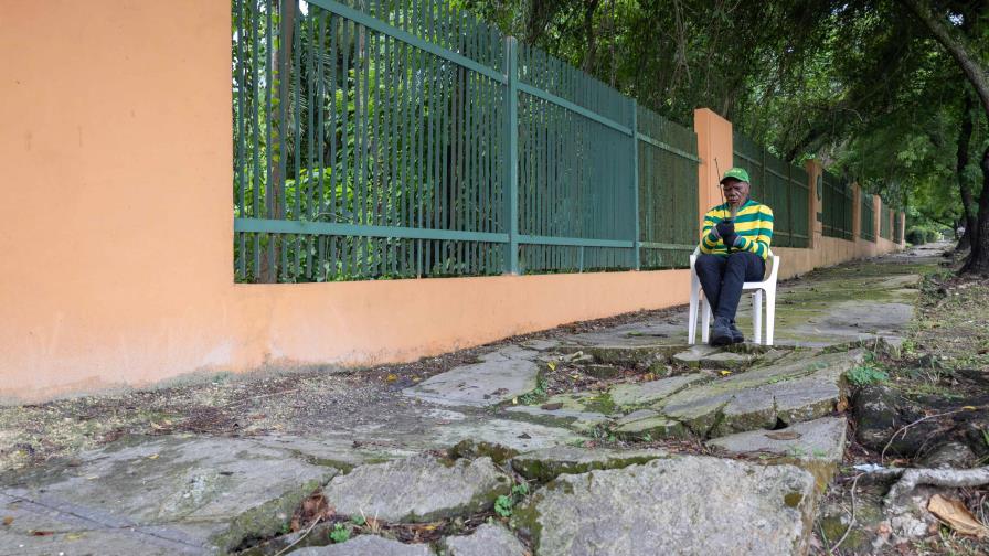 Raíces de árboles dañan aceras del parque la avenida Ecológica Profesor Juan Bosch Raíces de árboles dañan aceras del parque la avenida Ecológica Profesor Juan Bosch