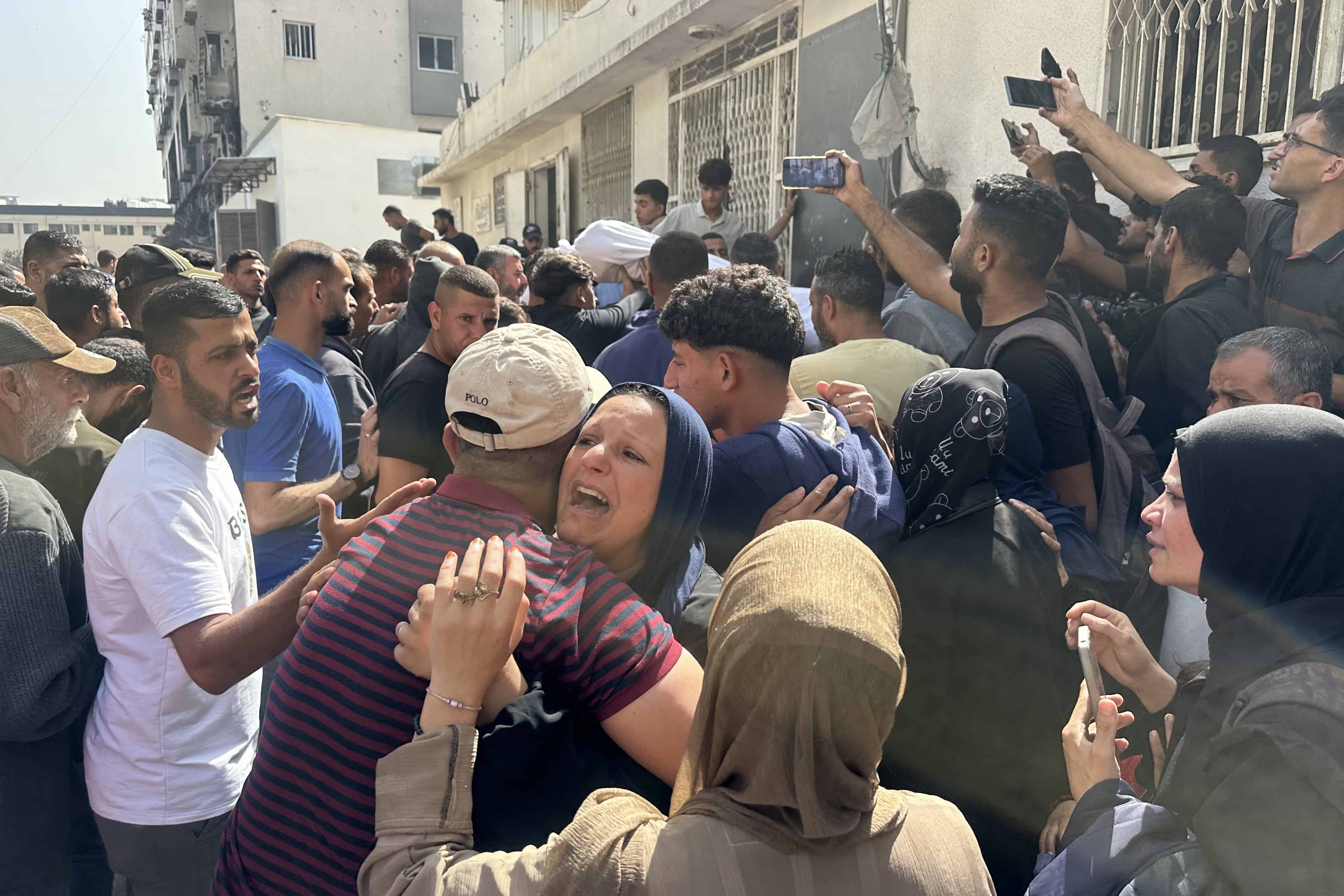 Familiares se lamentan en la morgue del Hospital al Shifa, despue´s de que al menos 31 palestinos murieran durante la madrugada de este lunes en el bombardeo israeli´ de una escuela, donde se refugiaban personas desplazas, en la norten~a ciudad de Gaza. 