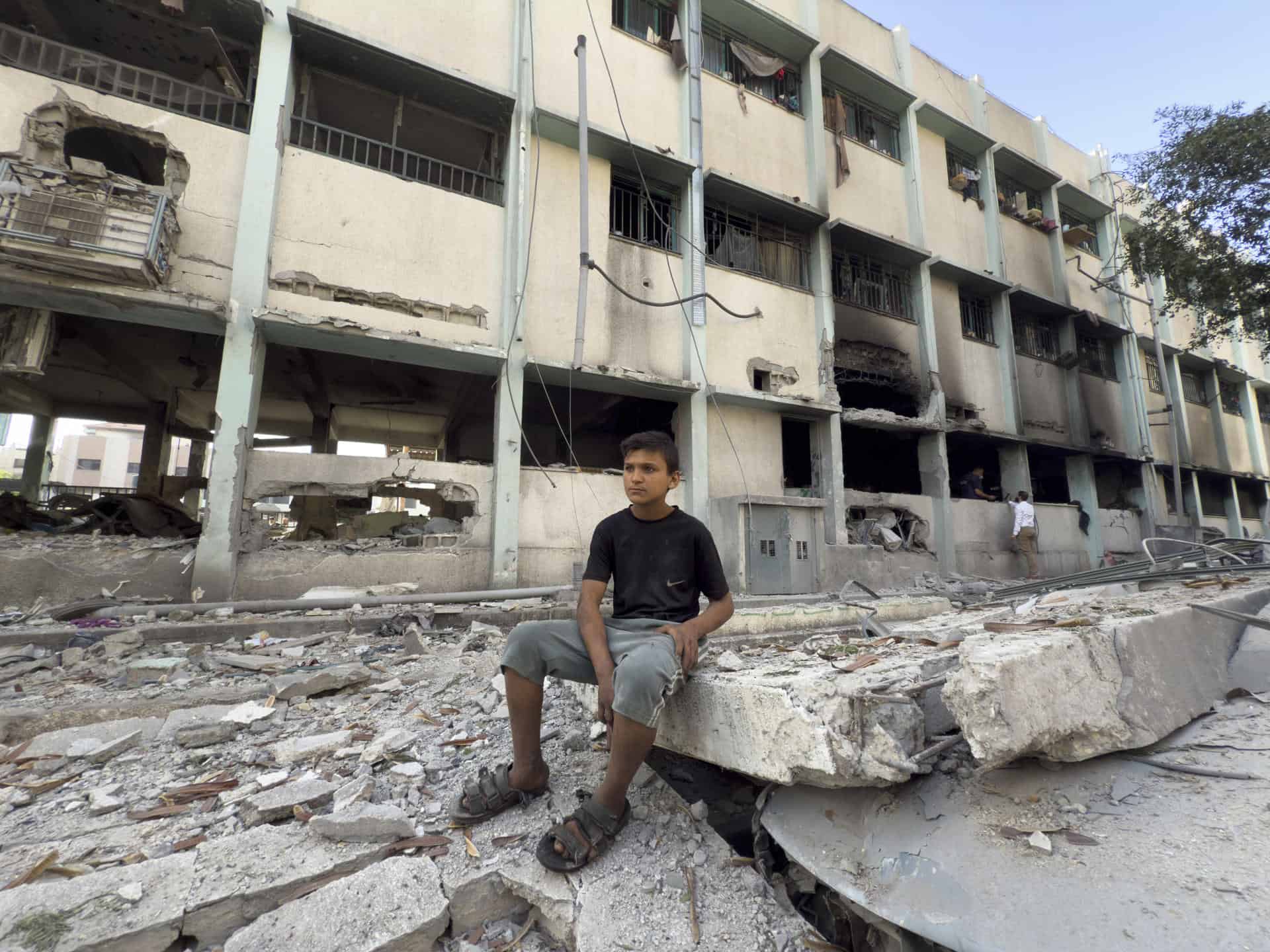 Al menos 31 palestinos murieron durante la madrugada de este lunes en el bombardeo israeli´ de una escuela, donde se refugiaban personas desplazas, en la norten~a ciudad de Gaza, confirmo´ a EFE una fuente del Ministerio de Sanidad en manos del Gobierno de Hama´s. El Eje´rcito israeli´ dijo, al igual que en otras ocasiones sin aportar pruebas, que la escuela funcionaba como un supuesto centro de comando y control de militantes de Hama´s y la Yihad Isla´mica, desde donde recopilaban informacio´n para sus ataques.