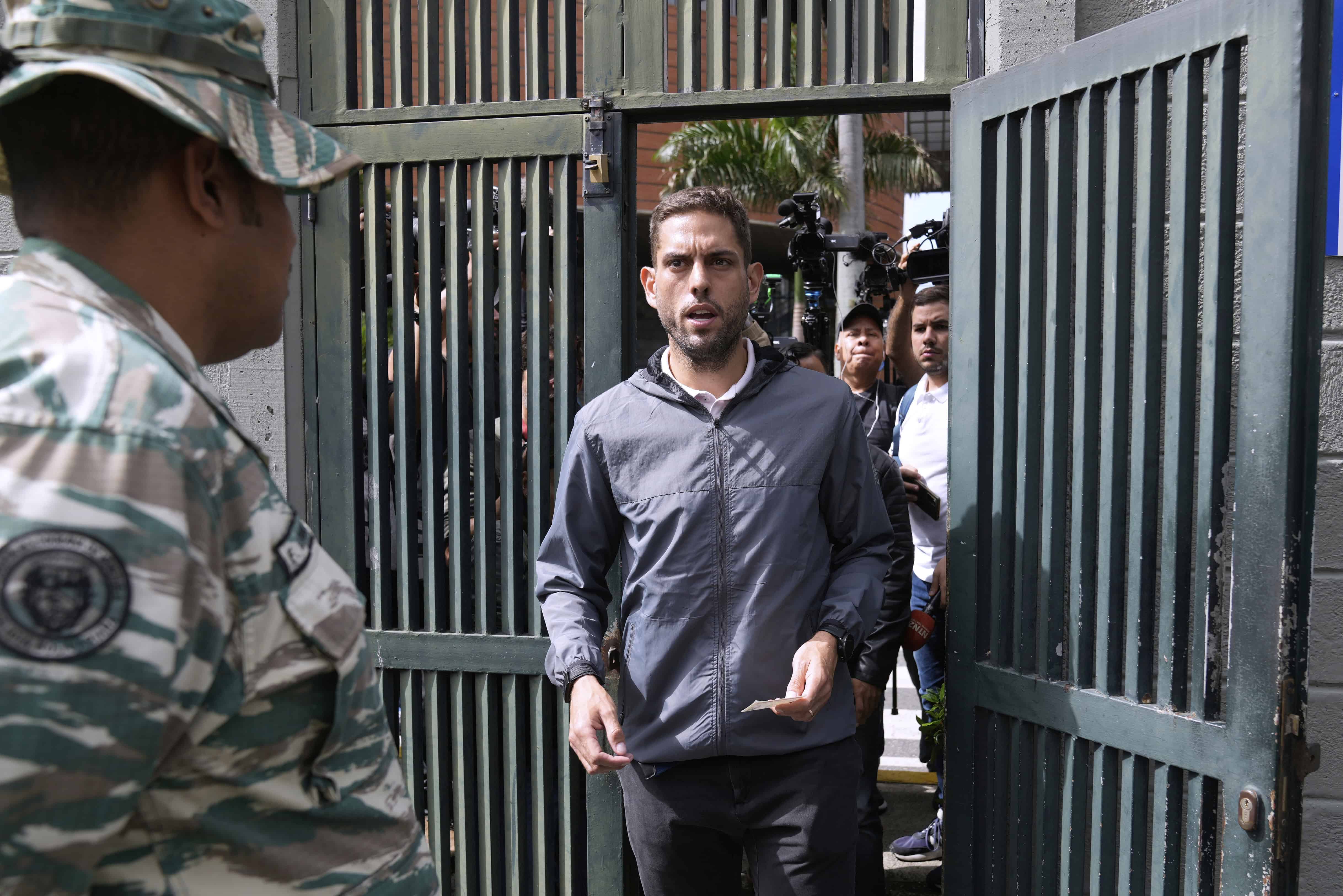 Juan Requesens, ex legislador de la oposición y candidato a gobernador del estado de Miranda, llega a un colegio electoral durante las elecciones legislativas y locales en Caracas, Venezuela, el domingo 25 de mayo de 2025. (AP Photo/Ariana Cubillos)