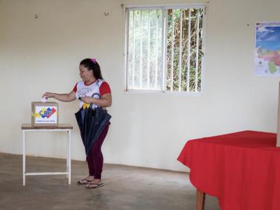 Extienden por una hora más el proceso de votación en Venezuela