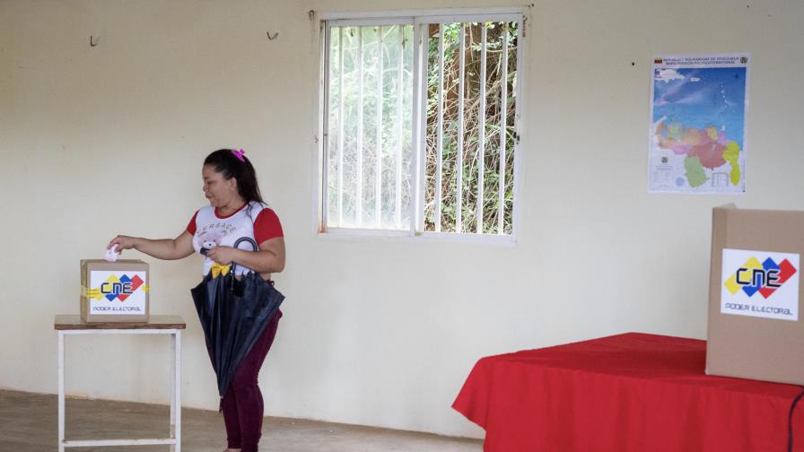 Consejo Nacional Electoral extiende por una hora más el proceso de votación en Venezuela