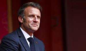 Macron desmiente pelea con su mujer tras incidente a su llegada a Vietnam