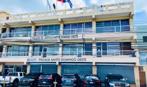 Envían a prisión a mujer acusada por la muerte de su hijastro de dos años de edad en Pedro Brand