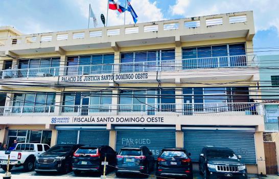 Envían a prisión a mujer acusada por la muerte de su hijastro de dos años de edad en Pedro Brand