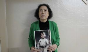 Una madre surcoreana demanda al gobierno y a una agencia por la adopción de su hijo desaparecido