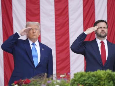 Trump conmemora Día de los Caídos en cementerio de Arlington