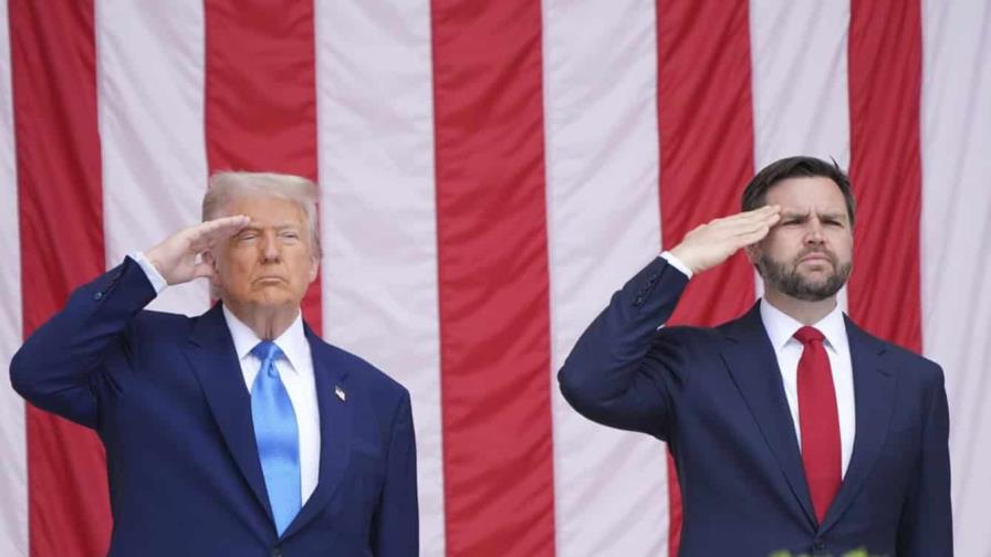 Trump conmemora el Día de los Caídos en Guerras en el Cementerio Nacional de Arlington Trump conmemora el Día de los Caídos en Guerras en el Cementerio Nacional de Arlington