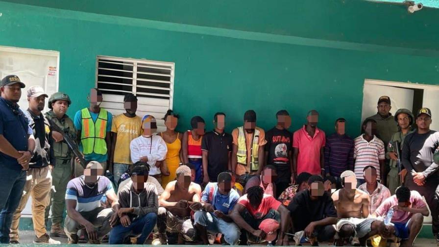 Apresan a 28 haitianos por ocupación irregular en el Monumento Salto de la Tinaja Apresan a 28 haitianos por ocupación irregular en el Monumento Salto de la Tinaja