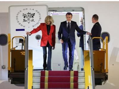 Enmanuel Macron recibe “galleta” de su esposa en visita a Vietnam
