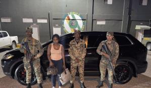 Detienen oficial del Ejército y cabo de la PN por transportar haitianos indocumentados en San Juan