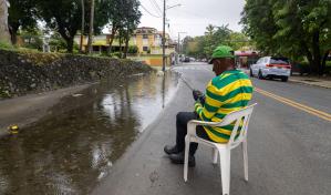 Basura y falta de mantenimiento inundan calle de Los jardines