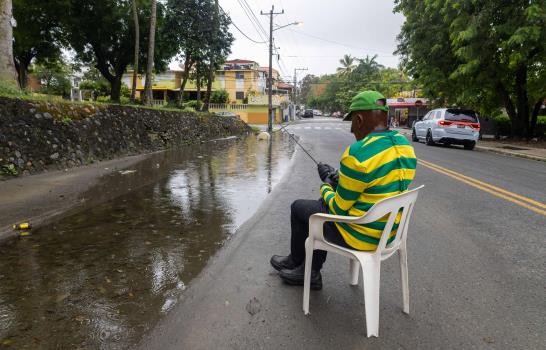 Basura y falta de mantenimiento inundan calle de Los jardines