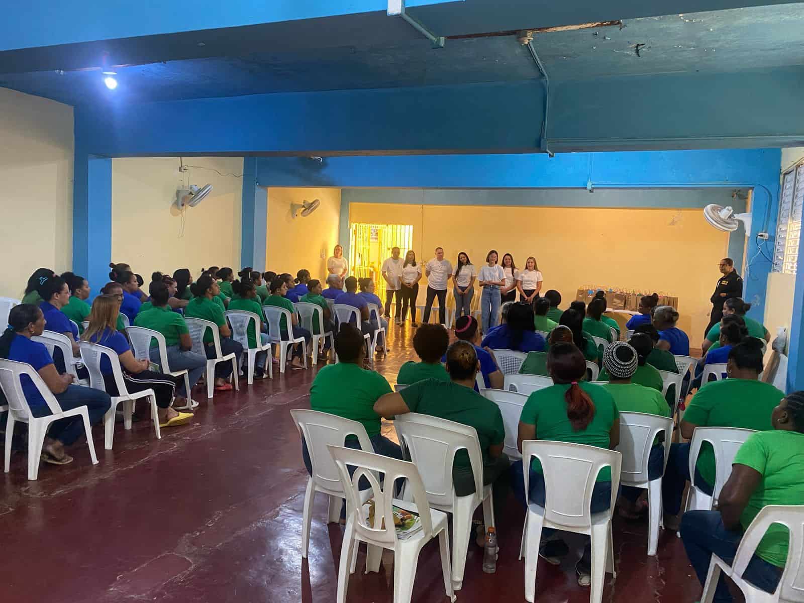 Mujeres de Rafey Mujeres recibieron donanciones de la fundación Vida Mana.